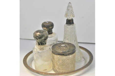 Conjunto de frascos de vidro lapidado e base com aplicações de prata.